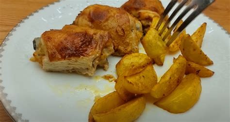 Keptos vištienos šlaunelės bokštas su bulvėmis