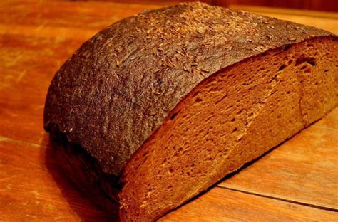 Lietuviškos juodos duonos kepalas