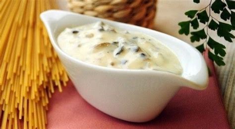 grybų padažas indelyje šalia keptos mėsos