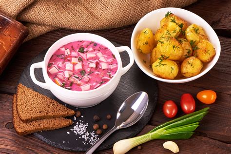 Salmorejo sriuba su tradiciniais priedais