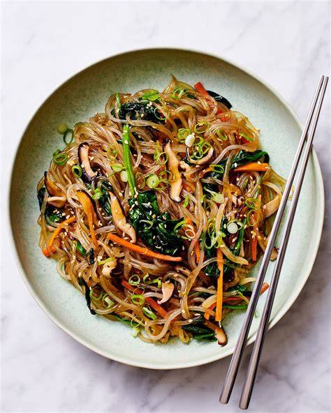 Korėjietiškos Japchae salotos