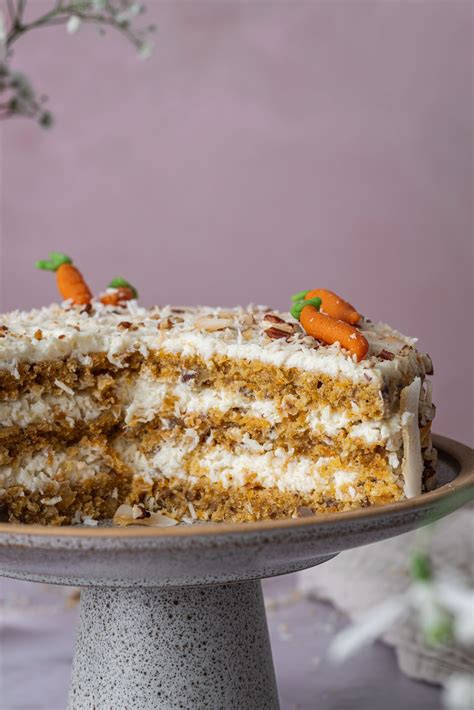 Dekoruotas morkų tortas su marcipano morkytėmis ir cukruotais žiedais
