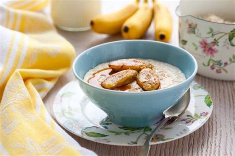 Pusryčių stalas su keptais bananais