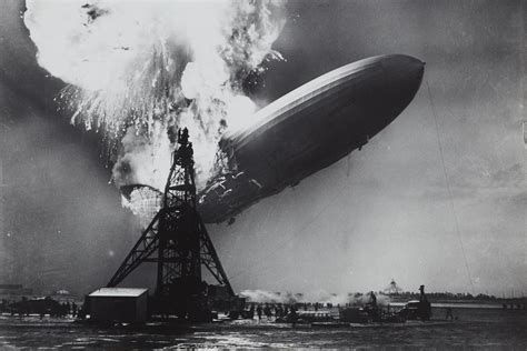 Dirižablio Hindenburg katastrofos akimirka