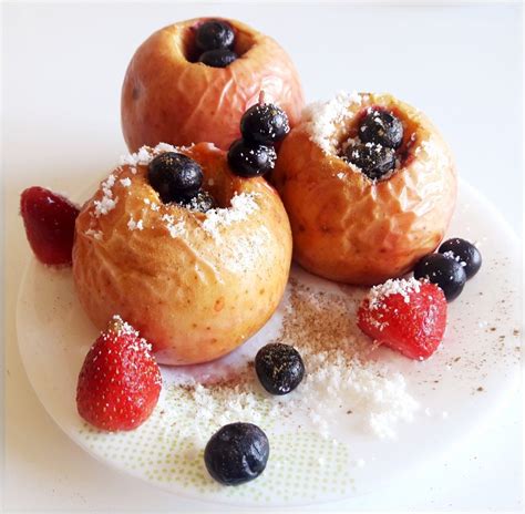 Kepti obuoliai su vaniliniais ledais ir uogomis