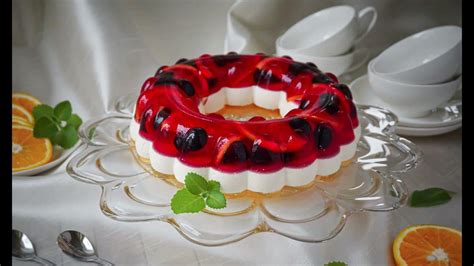Sluoksniuotas želė tortas su vaisiais