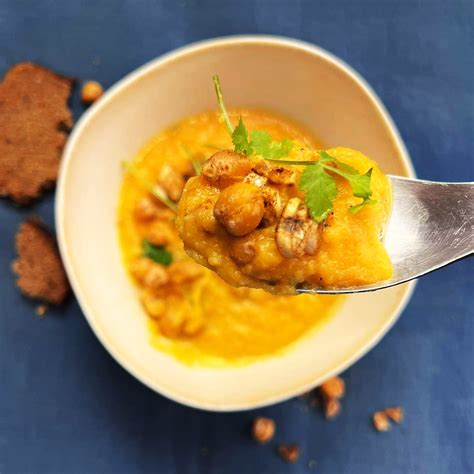 Šiltos morkų sriubos dubenėlis