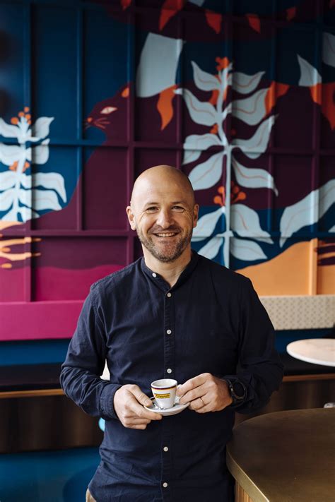 Barista Francesco Sanapo ruošiantis kavą