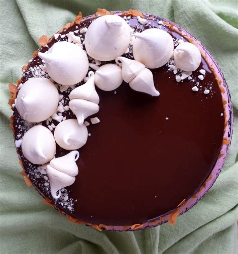 Šokoladinis tortas su žaliu špinatų sluoksniu