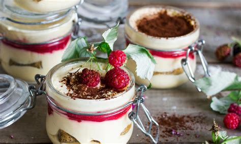 Įvairūs tiramisu variantai su šviežiomis uogomis ir šokoladu
