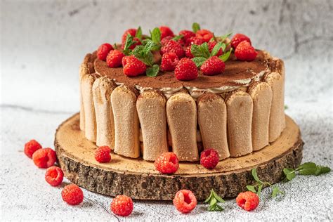 Tiramisu torto pavyzdys, papuoštas uogomis