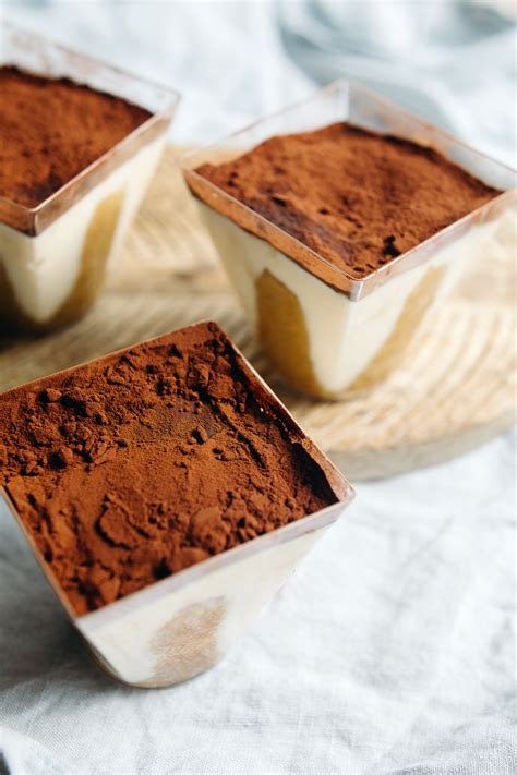 Tiramisu porcijos, patiektos stikliniuose indeliuose