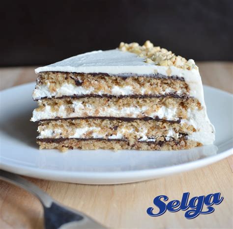 Nuotrauka su paruoštu griliažu ir smulkintais riešutais