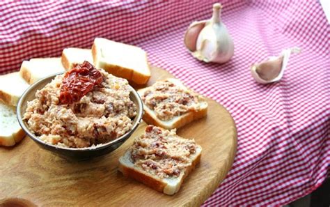 Silkės užkandėlės su saulėje džiovintais pomidorais