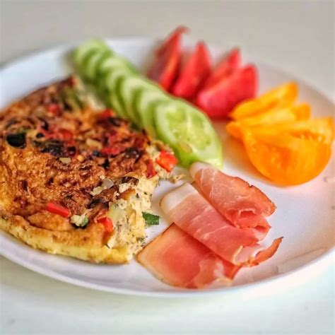 Omletas su kepta vištiena ir daržovėmis
