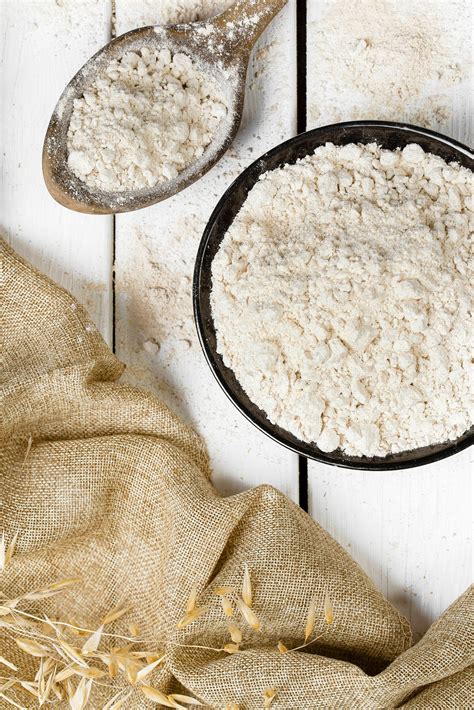 Sveikų kepinių ingredientų asorti: viso grūdo miltai, vaisiai, riešutai