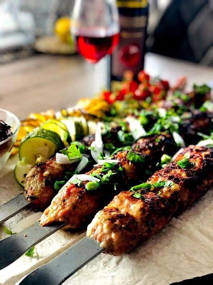 Liulia kebabas ant iešmų su šviežiomis daržovėmis