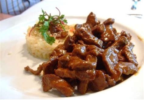 Jautienos stroganovas su grybais ir kreminiu padažu