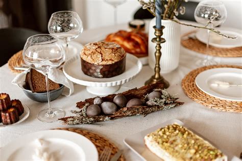 Velykų stalas su margučiais ir kepiniais