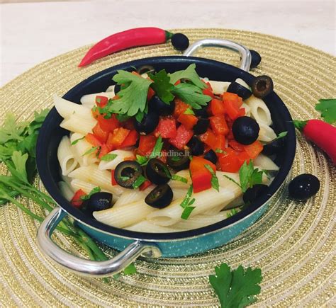 Veganiškas makaronų troškinys su alyvuogėmis