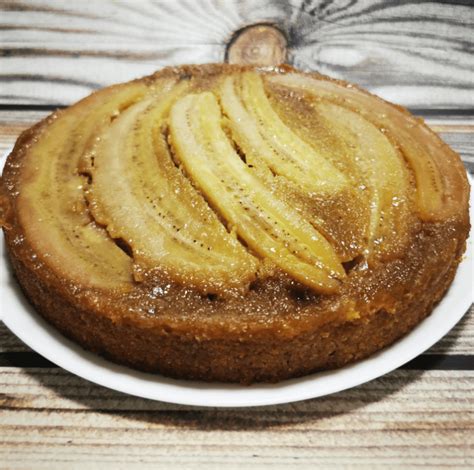 paruoštas bananų pyragas su papuošimu