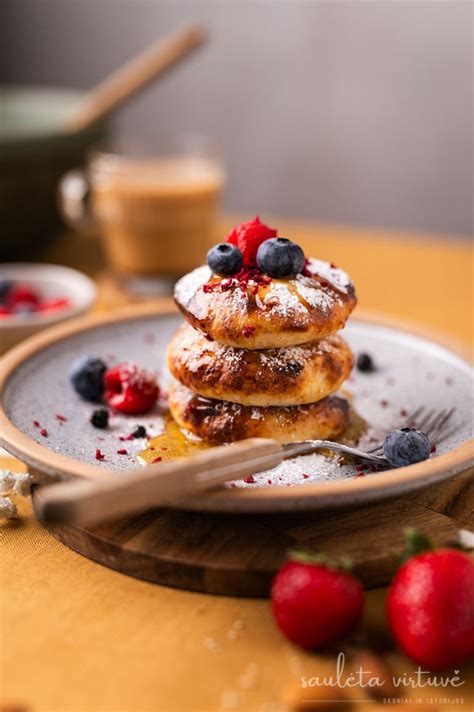 Varškėčiai su graikišku jogurtu ir uogomis