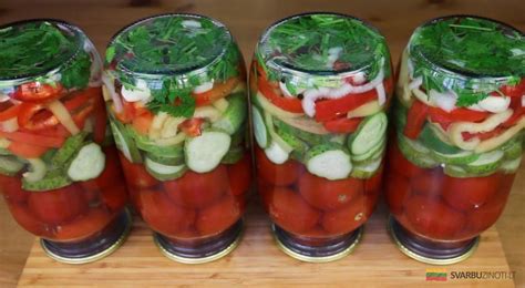 Įvairūs pomidorai ir marinavimo ingredientai