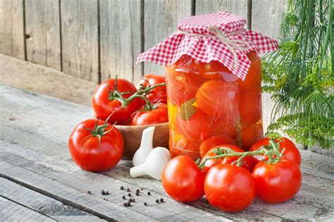 Švieži, marinuoti pomidorai lėkštėje