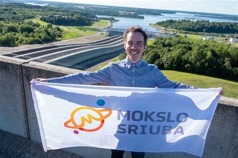Jaunuoliai, bendradarbiaujantys ir kuriantys laidą „Mokslo sriuba“