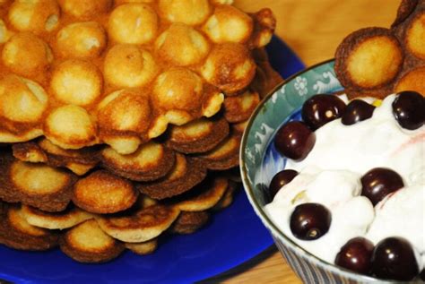 Burbuliniai vafliai su ledais ir vaisiais