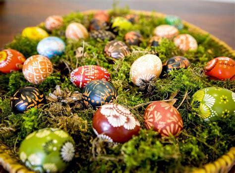 Velykų stalas su pyragu ir margučiais