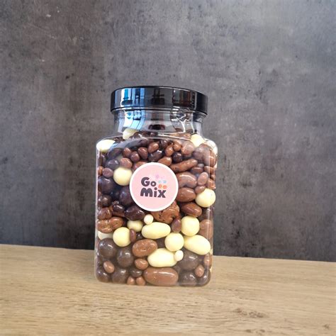 nuotrauka su įvairiais riešutais