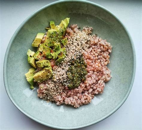 Nekepintų grikių košė su špinatais ir pesto