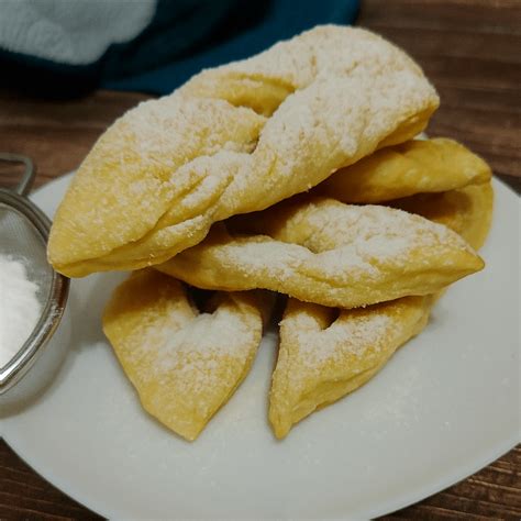 Naminiai žagarėliai su cukraus pudra ir uogomis
