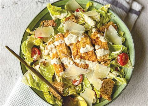 Cezario salotos su vištiena ir avinžirniais