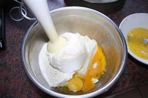 Varškės įdaro paruošimas: sumaišyti ingredientai