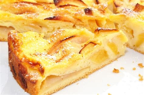 Šiltas obuolių pyragas su plakta grietinėle