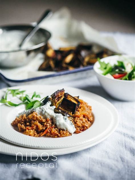 Paruoštas troškinys su bulgur kruopomis, baklažanais ir jogurto padažu
