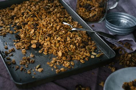 Naminė granola su riešutų sviestu