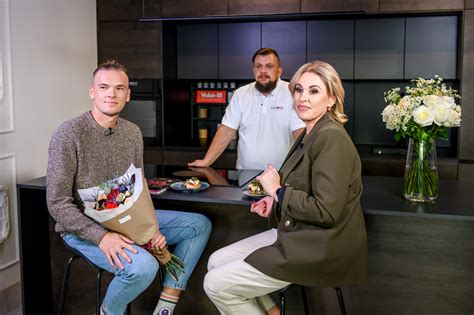 Du šefai ruošia maistą kulinarinėje laidoje
