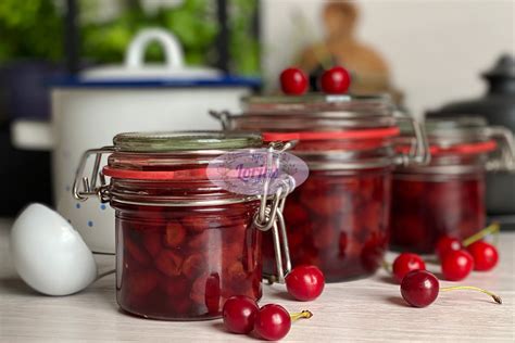 Stiklainiai su vyšnių uogiene