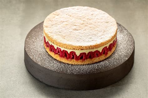 Avietinis tortas su pistacijų kremu