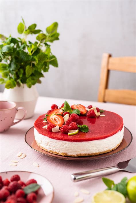 Nekeptas sūrio tortas su pistacijomis ir spanguolėmis