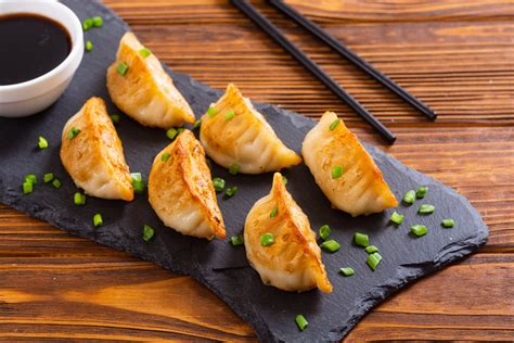 Iškeptų gyoza koldūnų patiekimas