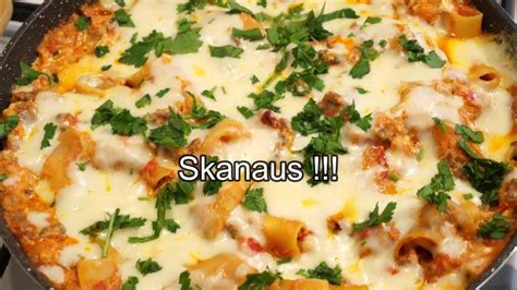 Lazanija keptuvėje, paruošta patiekimui