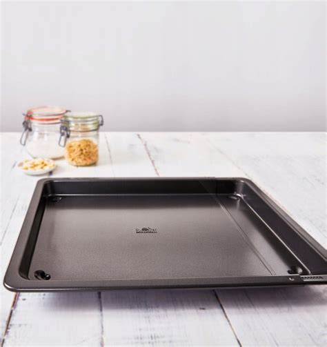 Kepimo skarda su paruoštais obuoliais prieš uždengiant tešla