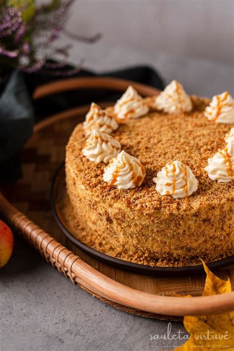 Gražiai papuoštas tortas su zefyrais ir obuoliais