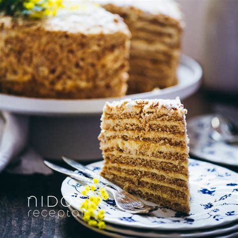 Lietuviškas medaus tortas tradicinio stalo centre