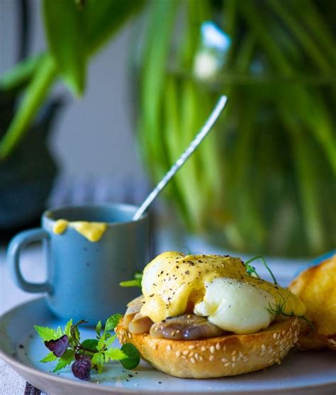 Šviežiai paruoštas Benedikto kiaušinis su hollandaise padažu