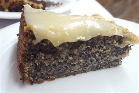 Aguonų pyragas su migdolais ir grietinėlės užpilu